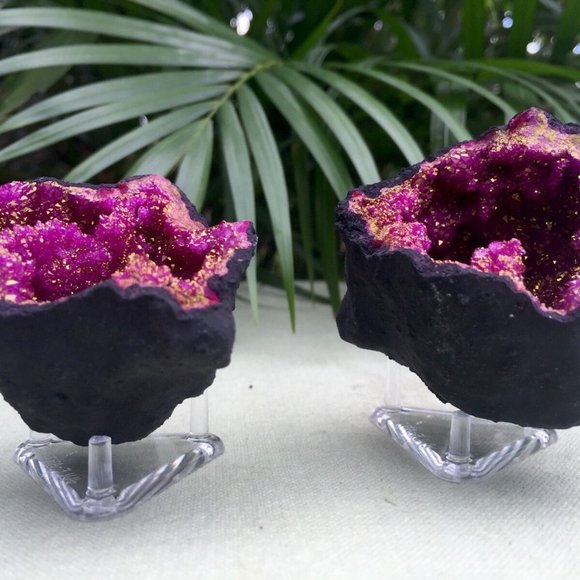 Moroccan dyed crystal geode with stand. - Picture 1 of 5